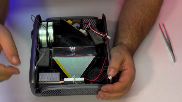 Cómo reemplazar un polarizador de proyector quemado (nuestra opinión)